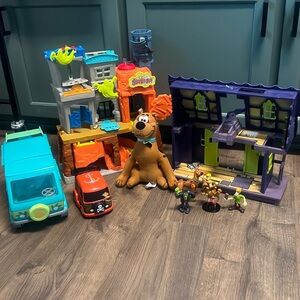 Lot of Scooby Doo toys